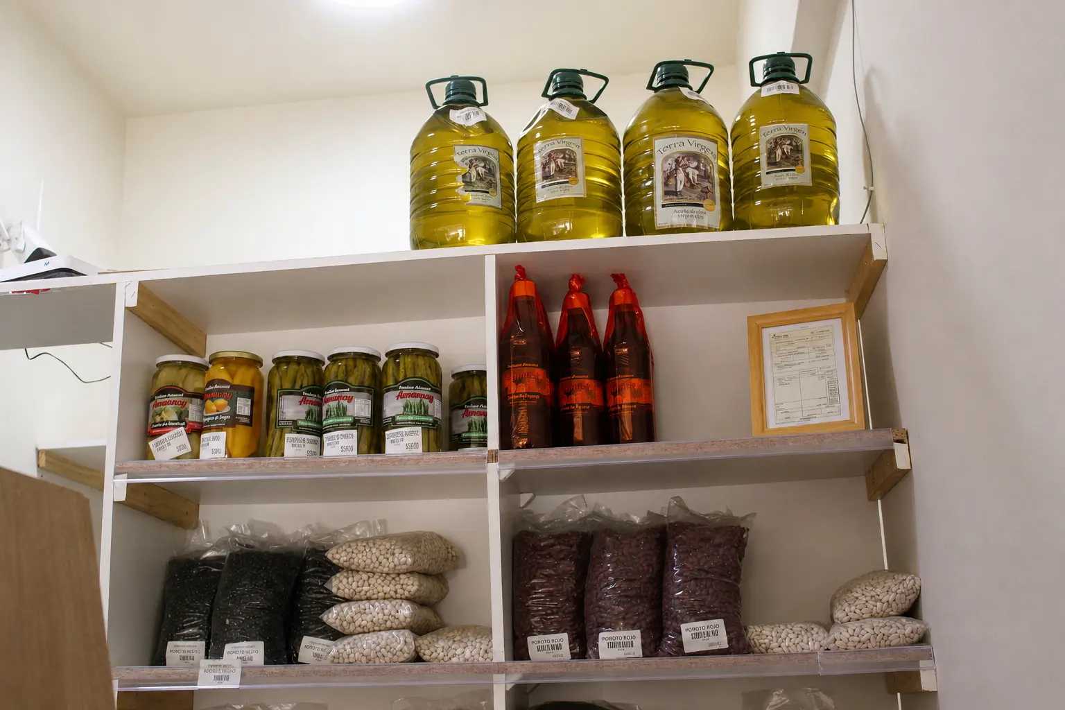 Estantería con aceites y despensa natural